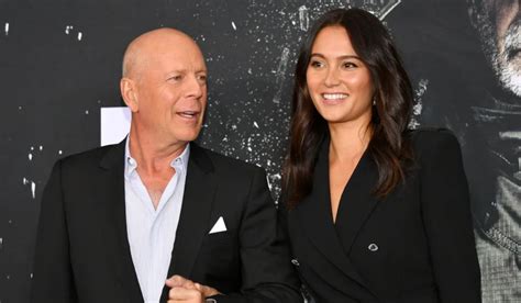 la esposa que juega a dos puntas|Esposa de Bruce Willis da a entender que actor ya no puede hablar.